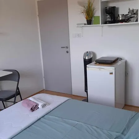 Gaestezimmer Fuer 2 Personen Ca 20 Qm In Kampor, Kvarner Bucht Rab *