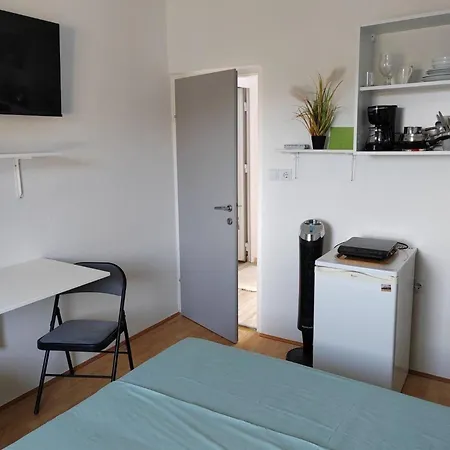 Apartment Gaestezimmer Fuer 2 Personen Ca 20 Qm In Kampor, Kvarner Bucht Rab *